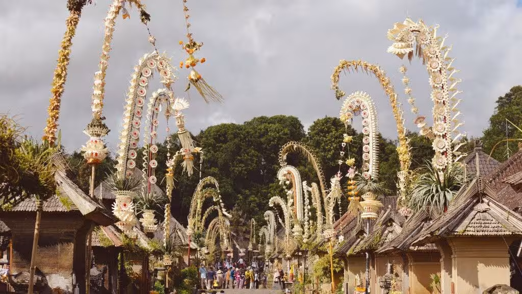 Galungan - Penjor bambu menjulang menghiasi jalan Bali merayakan kemenangan kebaikan