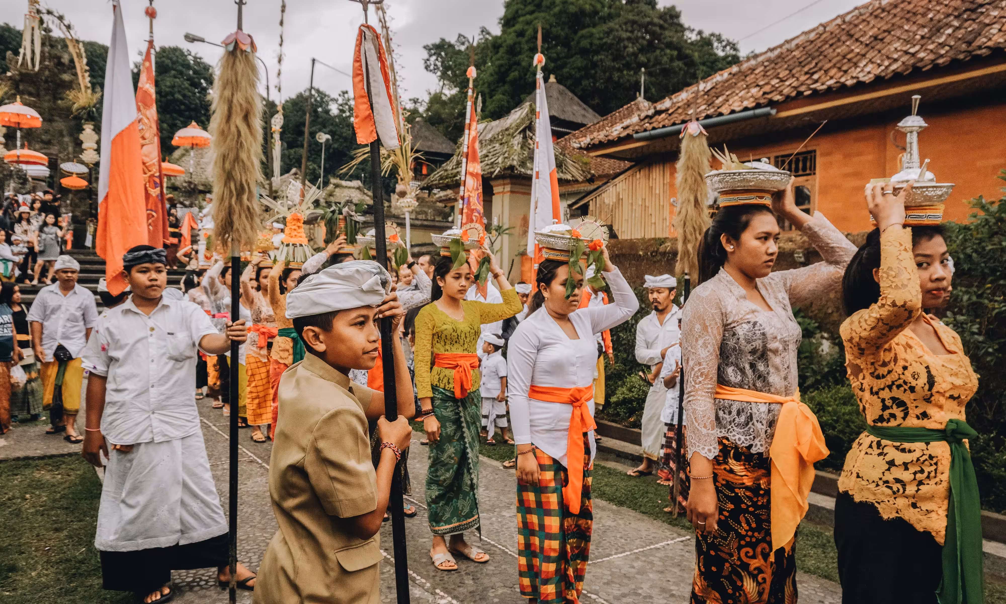 Odalan di Pura Bali — penari Rejang menghadap altar dalam upacara malam hari diiringi gamelan Semar Pagulingan